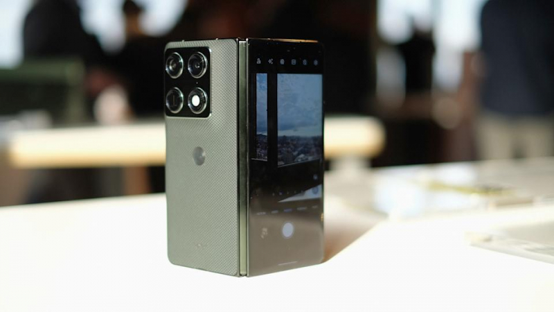 Motorola Razr Fold hands-on at MWC 2026: Bright screens, inside and out