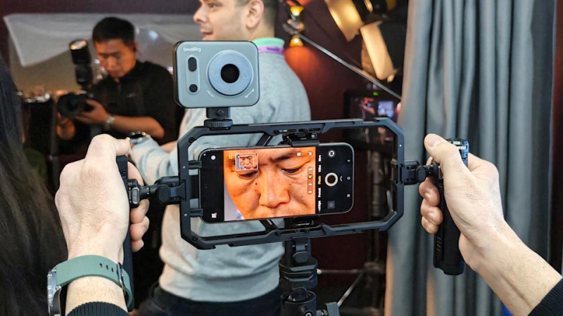 Vivo's X300 Ultra goes global and gets a huge 400mm Zeiss telephoto lens