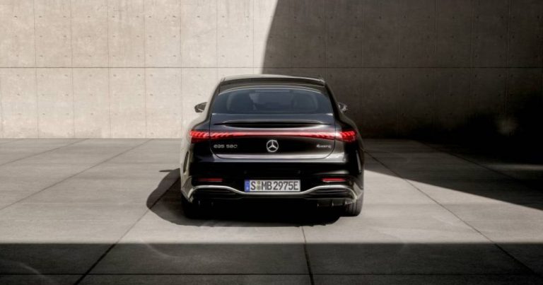 Mercedes-Benz-EQS-580-back