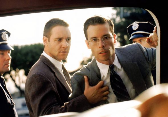 russell-crowe-holds-guy-pearce-back-in-l-a-confidential