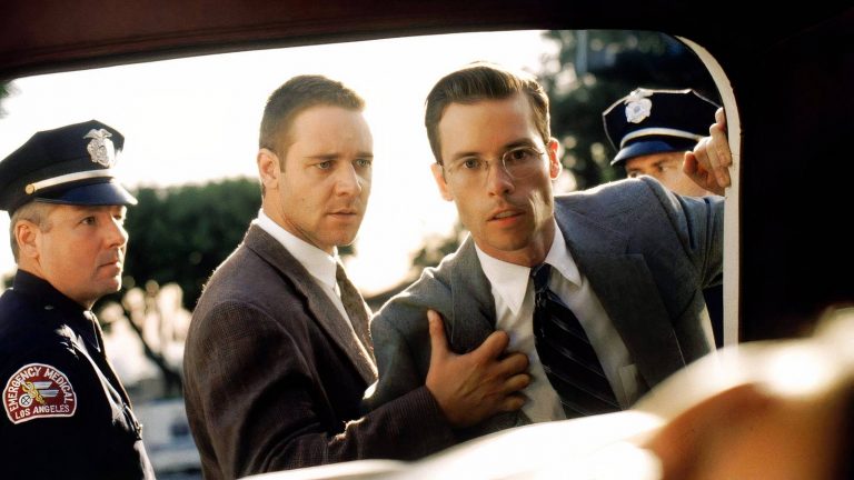 russell-crowe-holds-guy-pearce-back-in-l-a-confidential