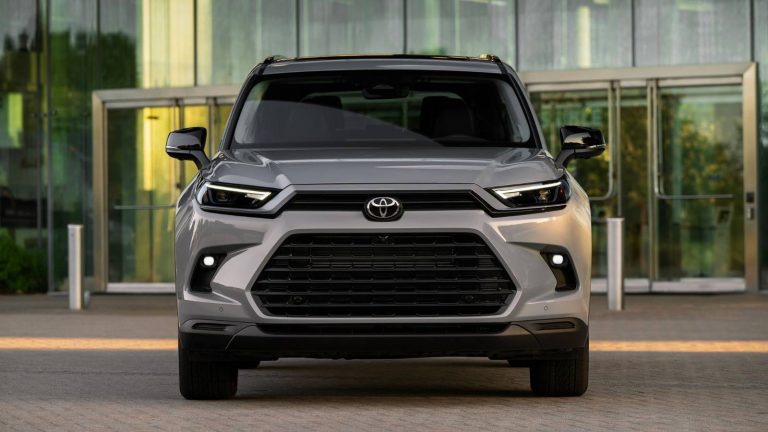 2026_toyota_grand-highlander_nightshade_cement_006