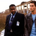 bunk-and-mcnulty-sit-on-a-car-in-the-wire
