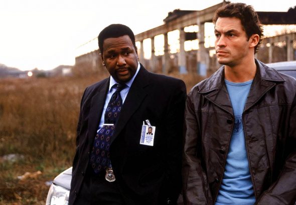 bunk-and-mcnulty-sit-on-a-car-in-the-wire