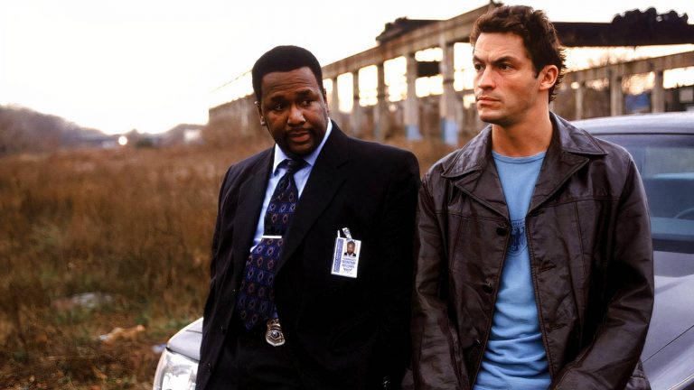 bunk-and-mcnulty-sit-on-a-car-in-the-wire