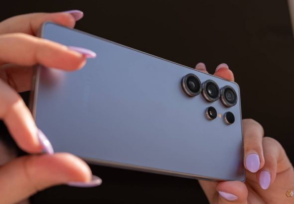 person-taking-a-photo-using-the-samsung-galaxy-s25-ultra-rear-cameras