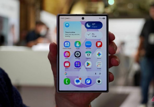 samsung-galaxy-z-fold-8-closed-screen