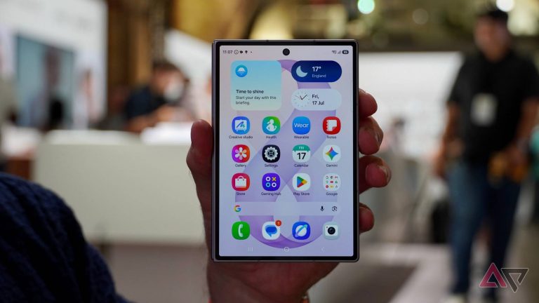 samsung-galaxy-z-fold-8-closed-screen